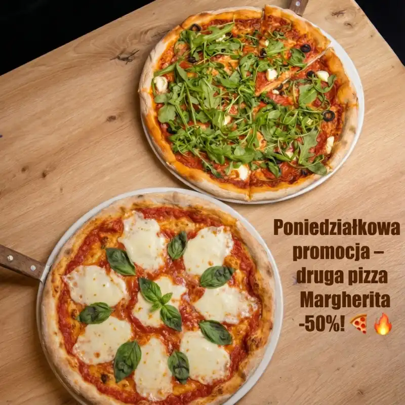 Nasza pizza prosto z pieca opalanego drewnem 🔥🍕 Chrupiące ciasto!