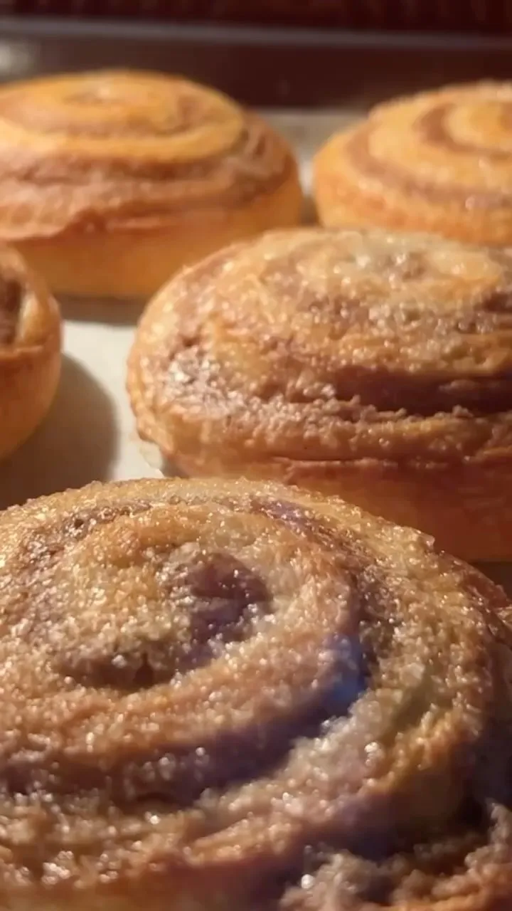 Frische Extras zum Kaffee ☕️ Zimtschnecken, zweites Frühstück, Espresso und Cappuccino.