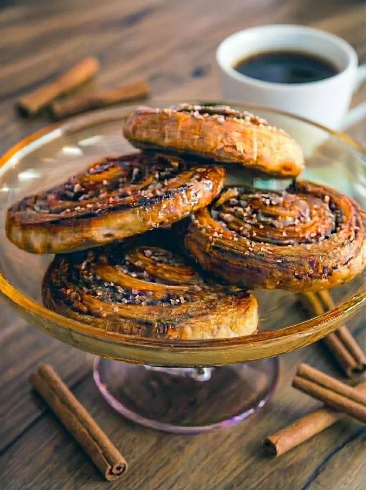 Zimtschnecke frisch aus dem Ofen – 10 PLN, der Duft zieht durchs ganze Café. Der beste Snack zum Kaffee.