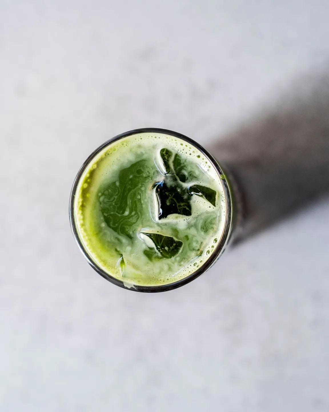 Eine Bowl voller frischer Zutaten und grüner Matcha daneben. Eine perfekte, leichte Kombination 🍵🥗
