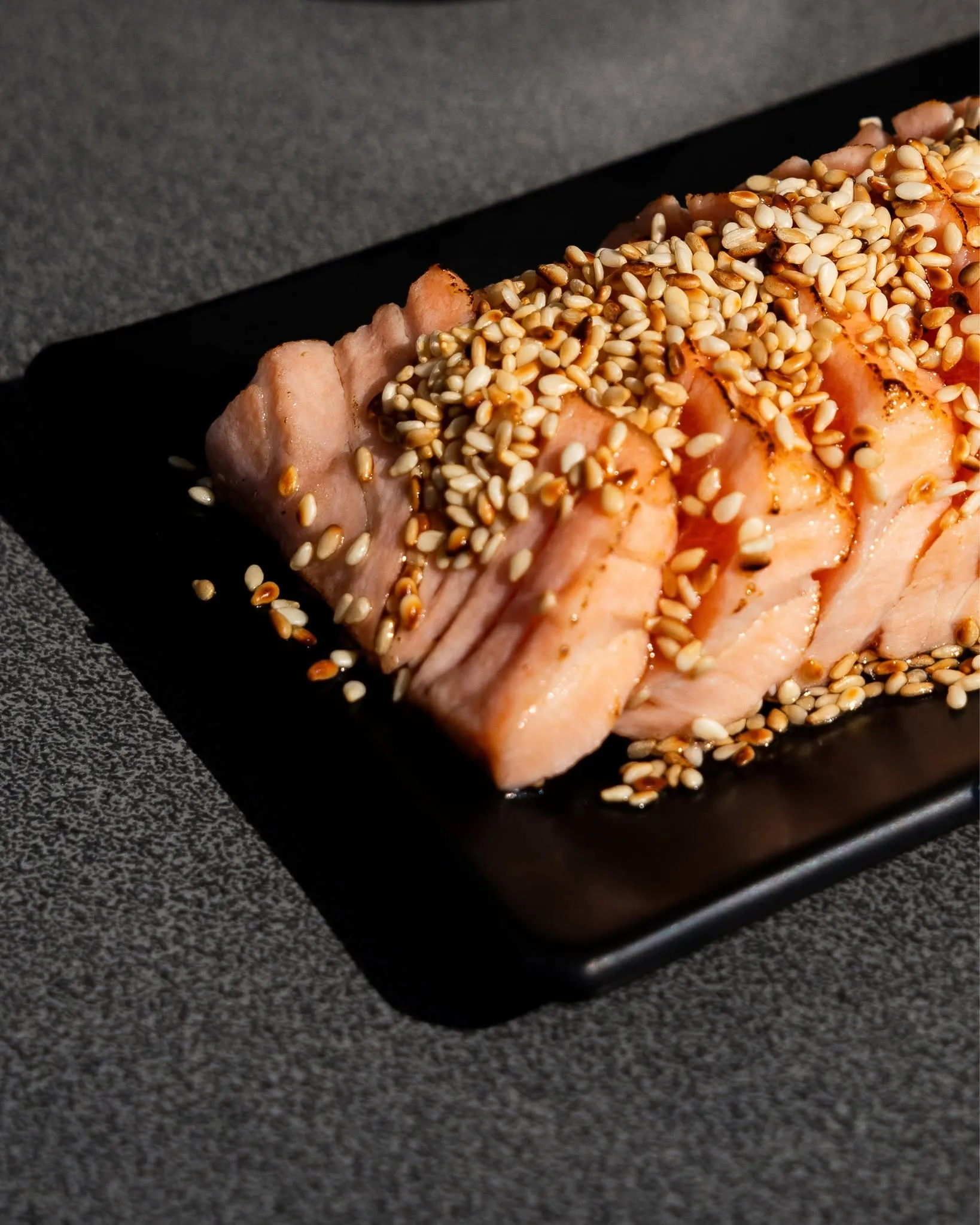 Lachs-Tataki – innen zart, außen leicht von der Flamme berührt ✨